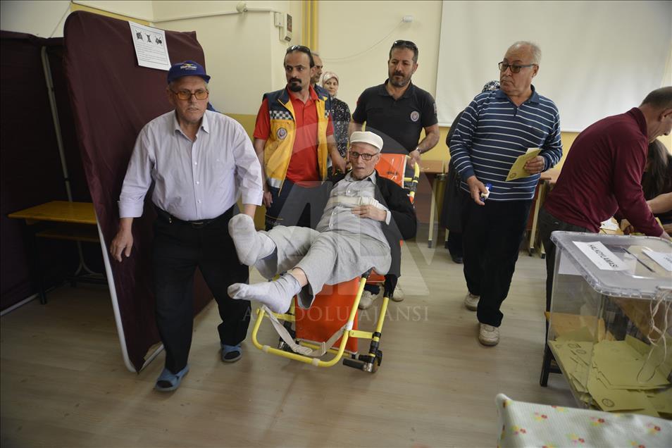 Oy kullanmaya ambulansla gittiler