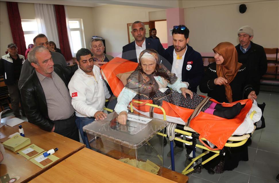 Oy kullanmaya ambulansla gitti