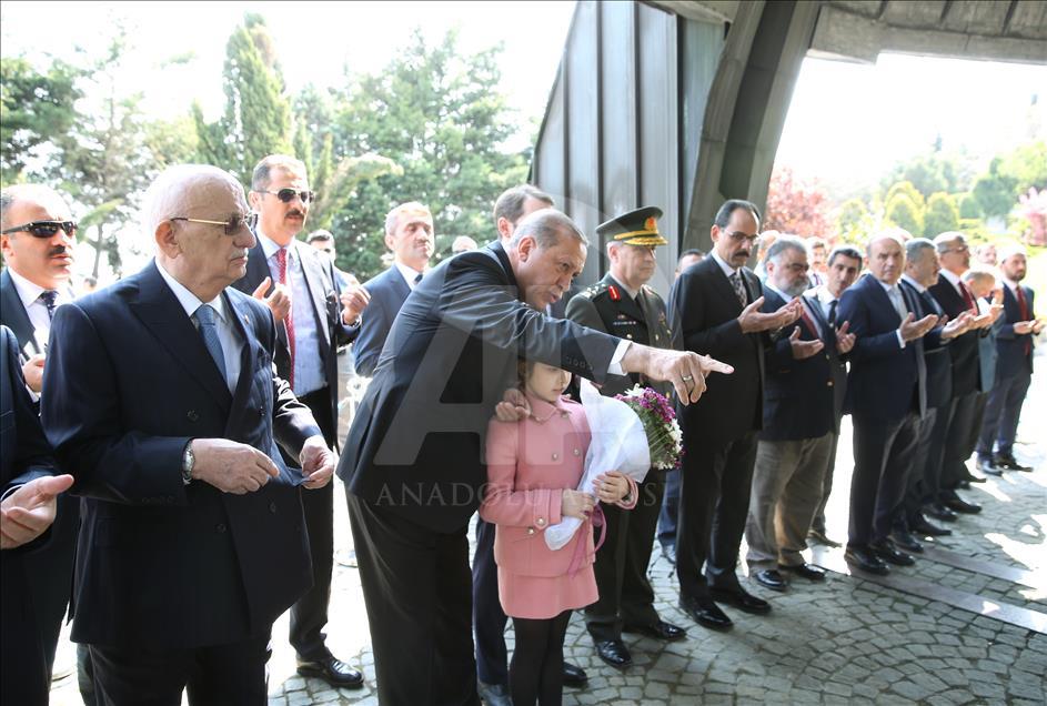 أردوغان يشارك في إحياء ذكرى وفاة الرئيس الراحل تورغوت أوزال
