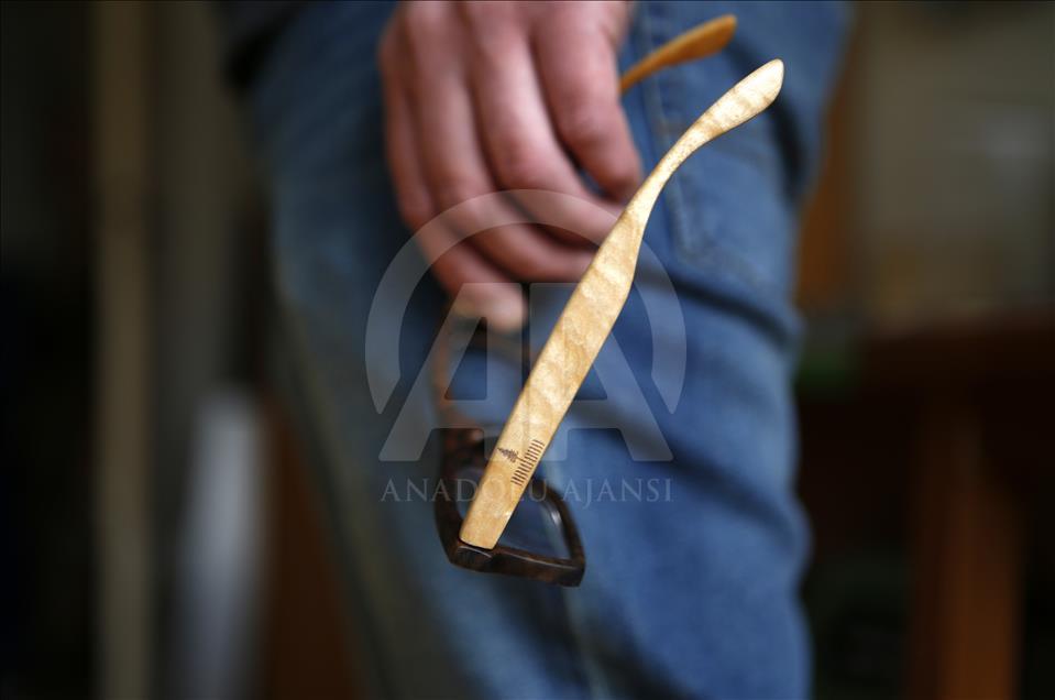 Gitar tutkusu ahşaptan gözlük ustası yaptı
