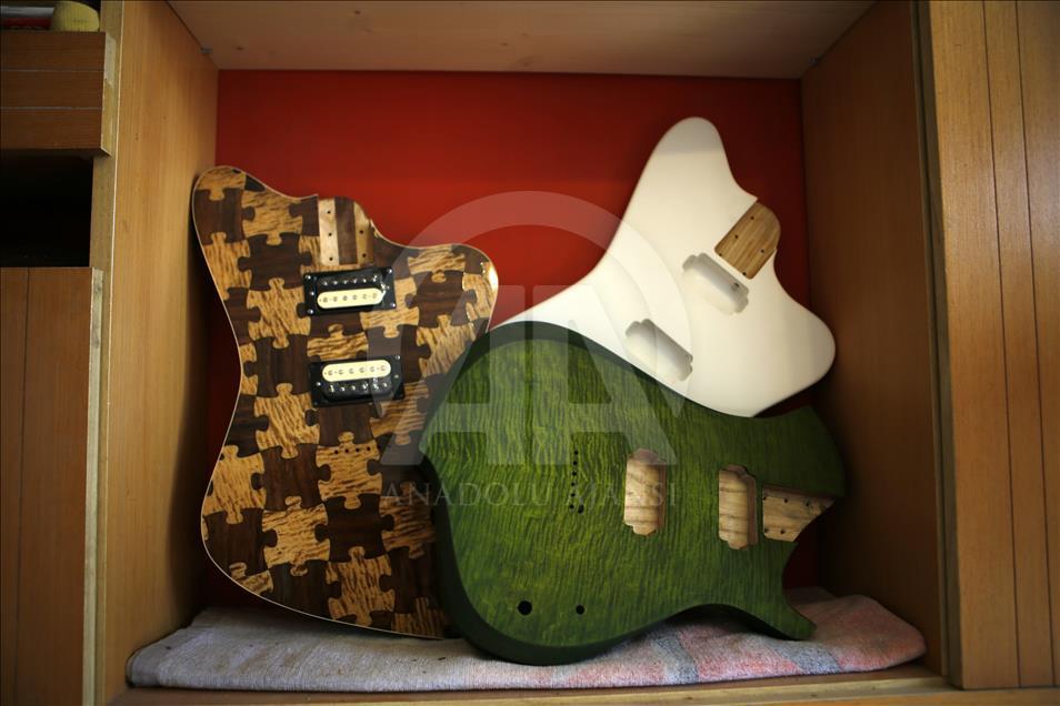 Gitar tutkusu ahşaptan gözlük ustası yaptı