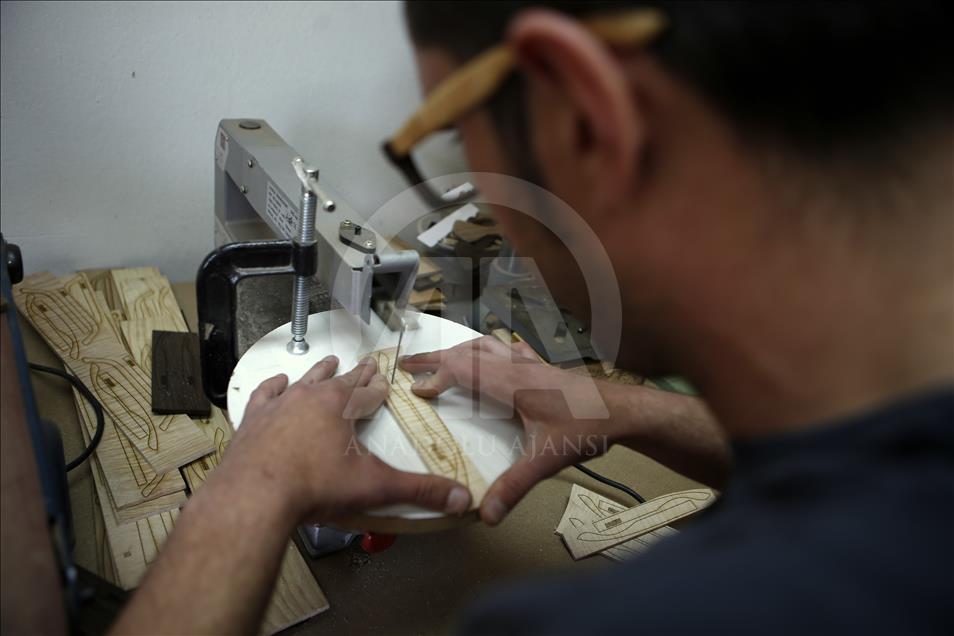 Gitar tutkusu ahşaptan gözlük ustası yaptı