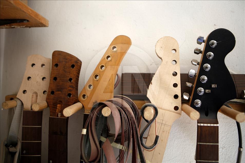 Gitar tutkusu ahşaptan gözlük ustası yaptı