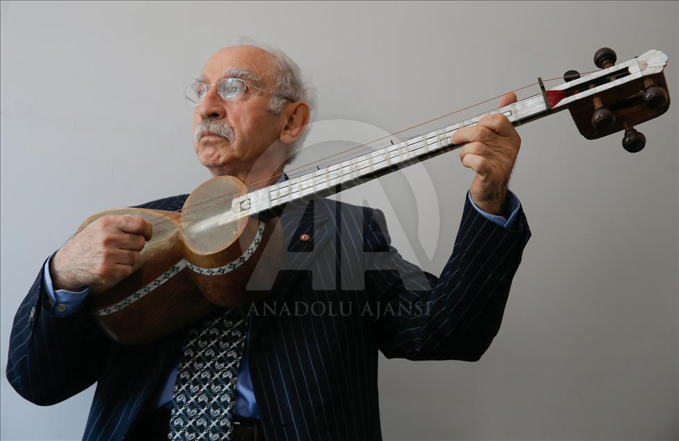 Geleneksel Türk çalgılarını dünyaya tanıtıyor