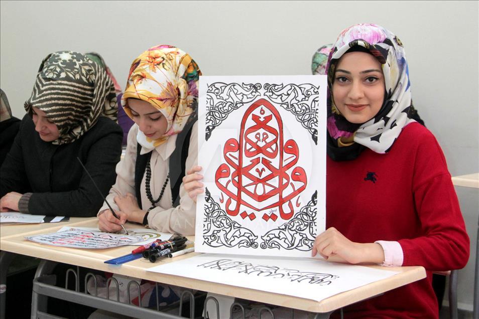 Elazığlı kadınların hat ve kaligrafi sergisi beğeni topladı
