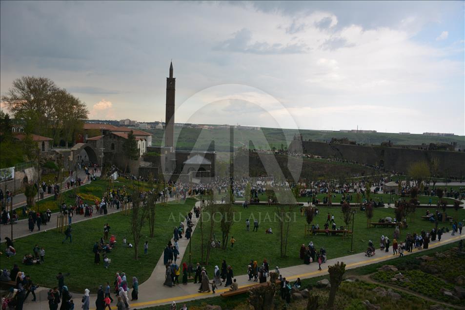 Devletin restore ettiği tarihi alana Diyarbakırlılardan yoğun ilgi