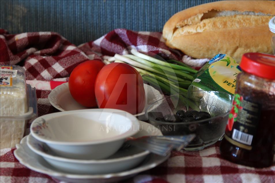 تركيّة مسنة ترعى الأغنام منذ 20 عاما
