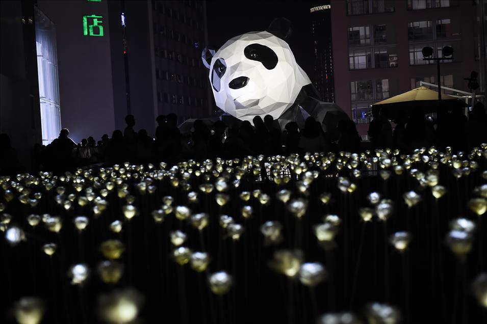Çengdu'da 15 metrelik Dev Panda Heykeli