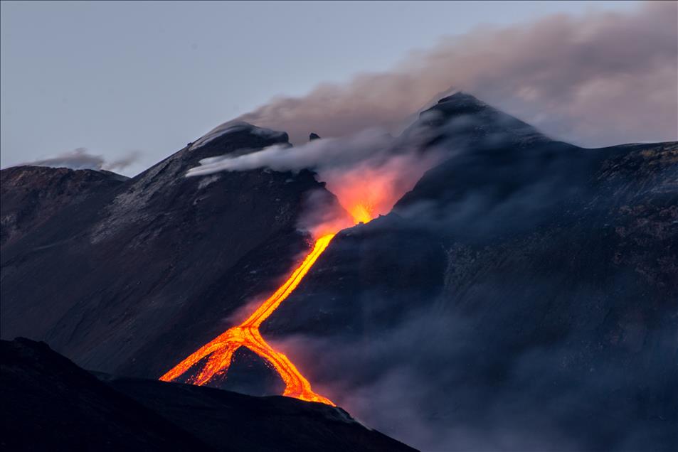 Etna Yanardağı'nda volkanik aktivite devam ediyor