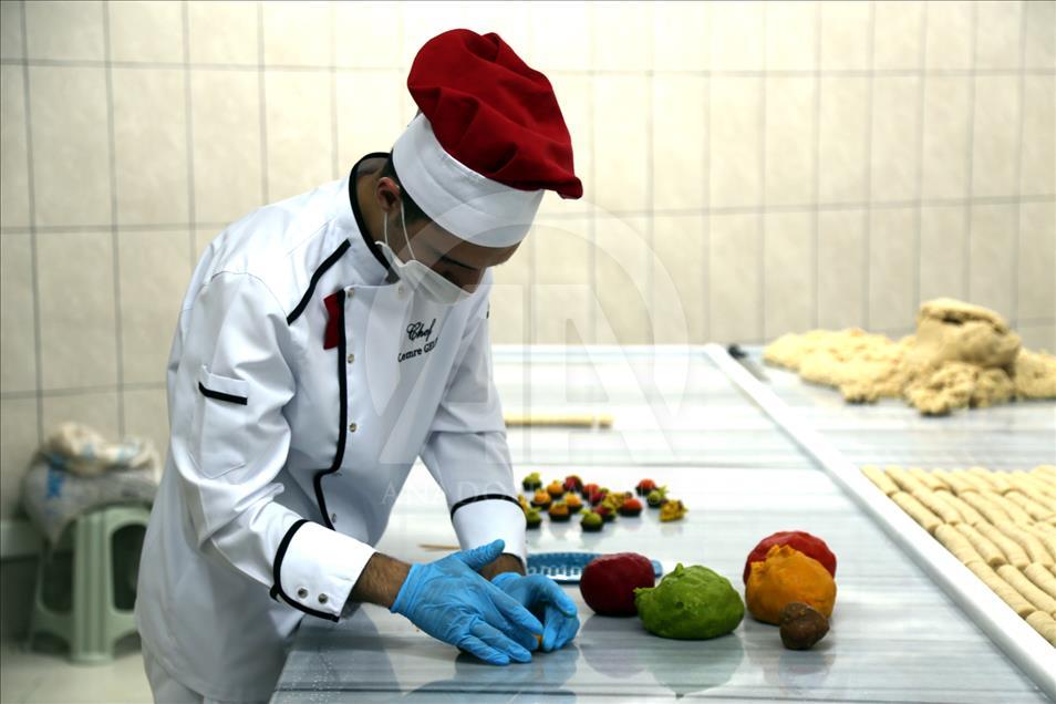 Saray mutfağının tatlısı "badem ezmesi" renklendi