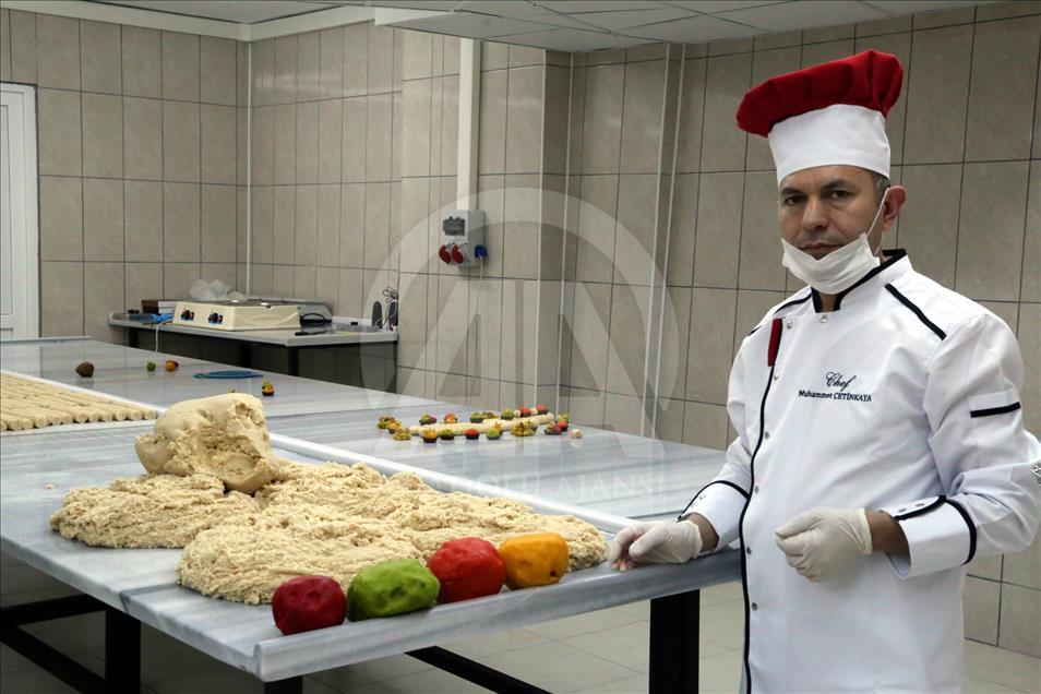 Saray mutfağının tatlısı "badem ezmesi" renklendi