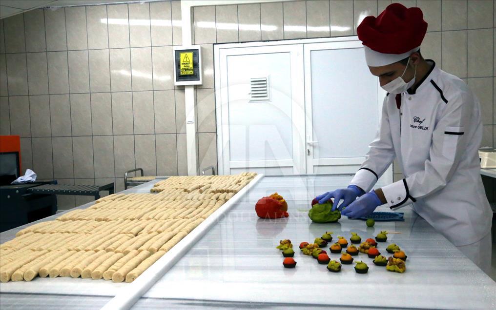 Saray mutfağının tatlısı "badem ezmesi" renklendi