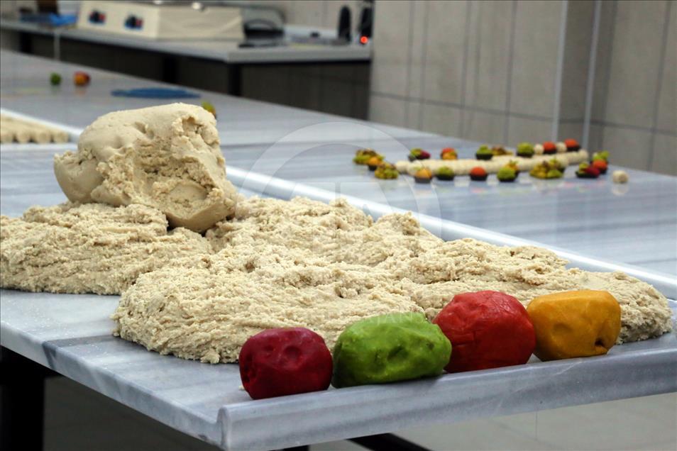 Saray mutfağının tatlısı "badem ezmesi" renklendi