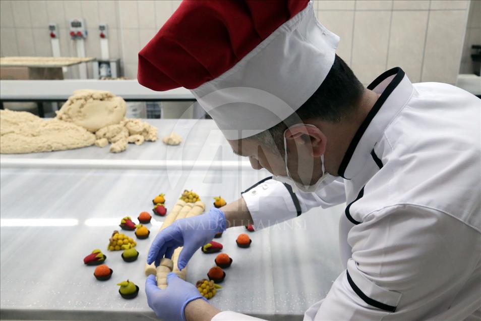 Saray mutfağının tatlısı "badem ezmesi" renklendi