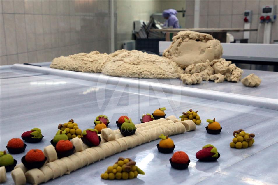 Saray mutfağının tatlısı "badem ezmesi" renklendi