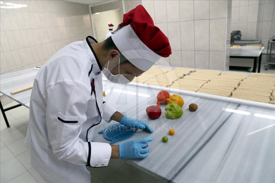 Saray mutfağının tatlısı "badem ezmesi" renklendi