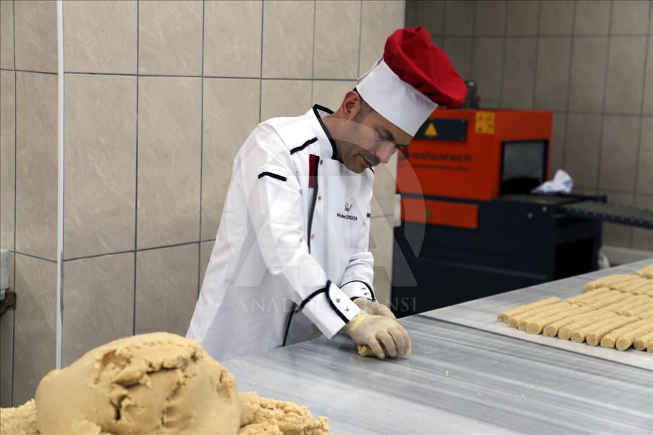 Saray mutfağının tatlısı "badem ezmesi" renklendi