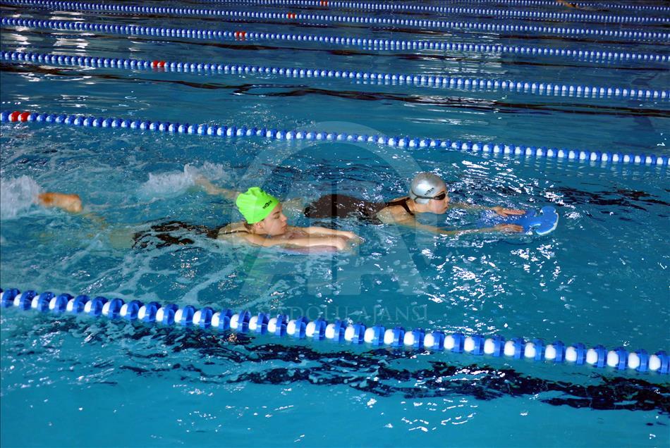 Engelleri yüzerek aştılar