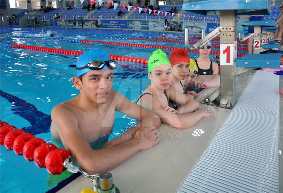 Engelleri yüzerek aştılar