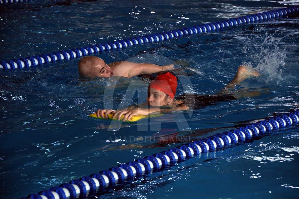 Engelleri yüzerek aştılar