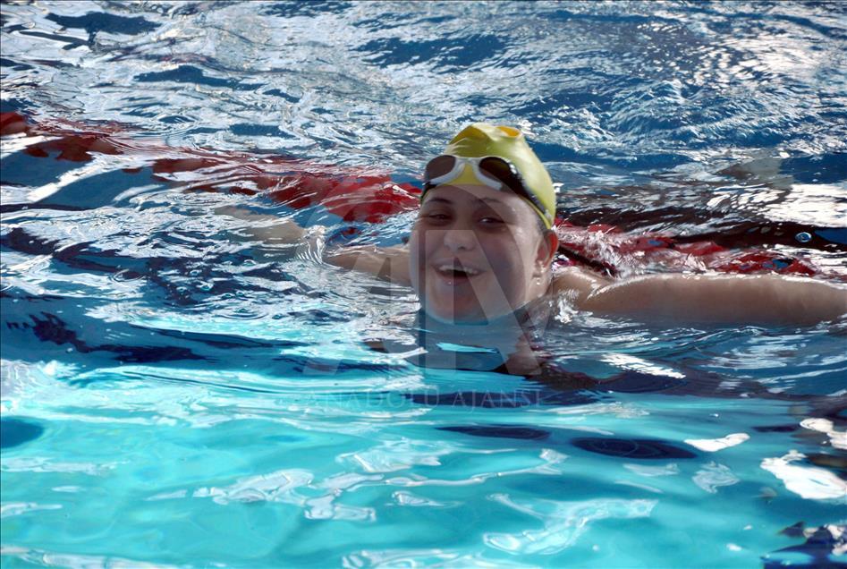 Engelleri yüzerek aştılar