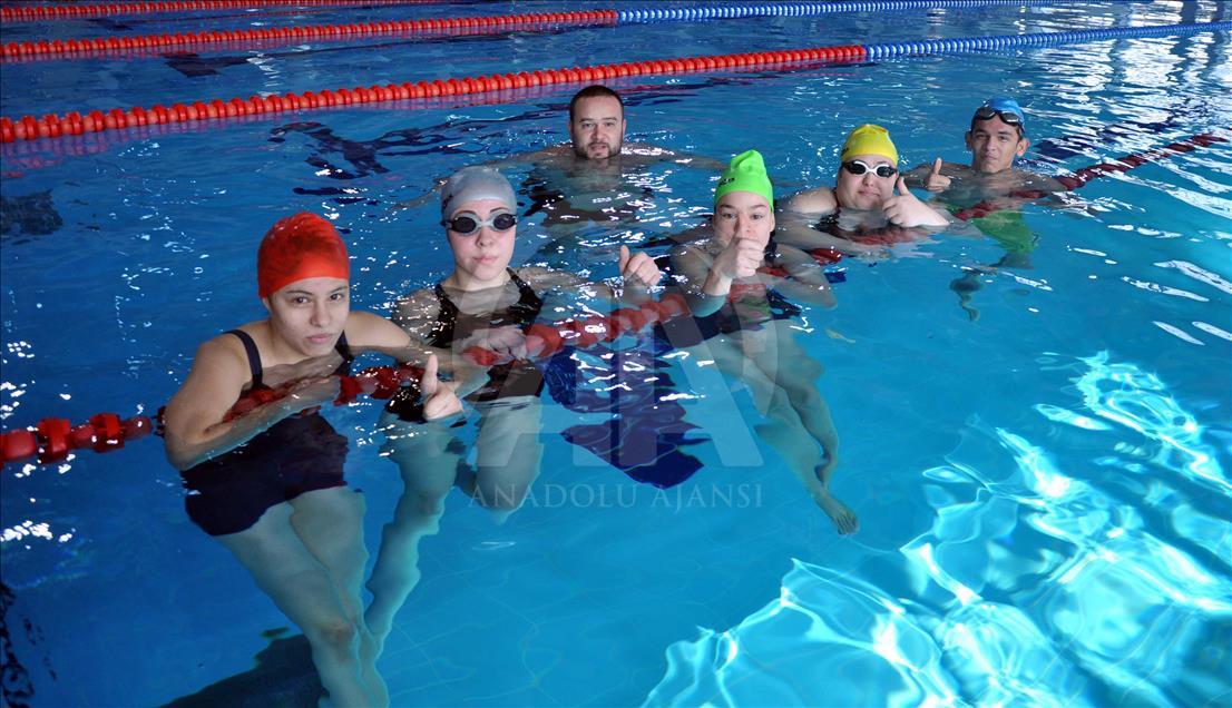 Engelleri yüzerek aştılar