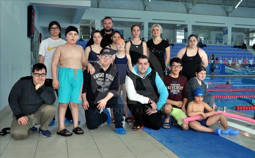 Engelleri yüzerek aştılar