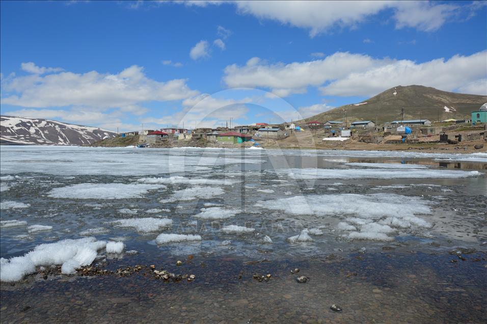 طبیعت زیبای بهاری دریاچه ماهی شهرستان دوغوبایزید ترکیه
