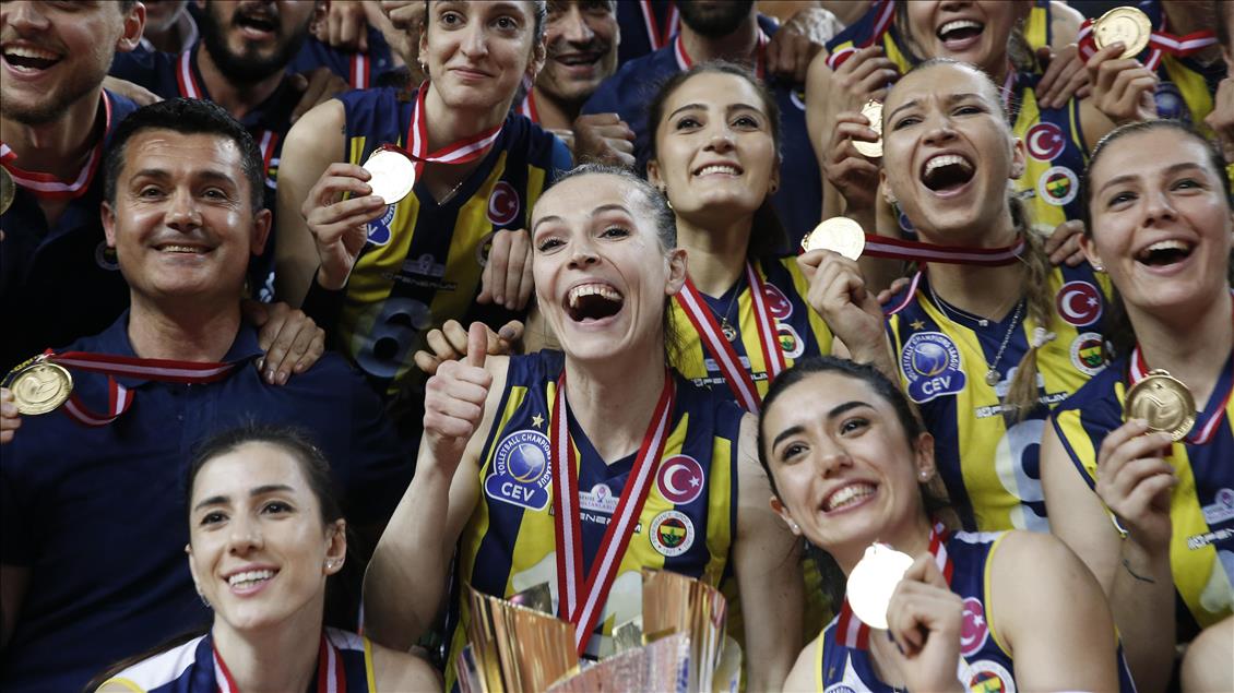 Fenerbahçe şampiyonluk kupasını kaldırdı