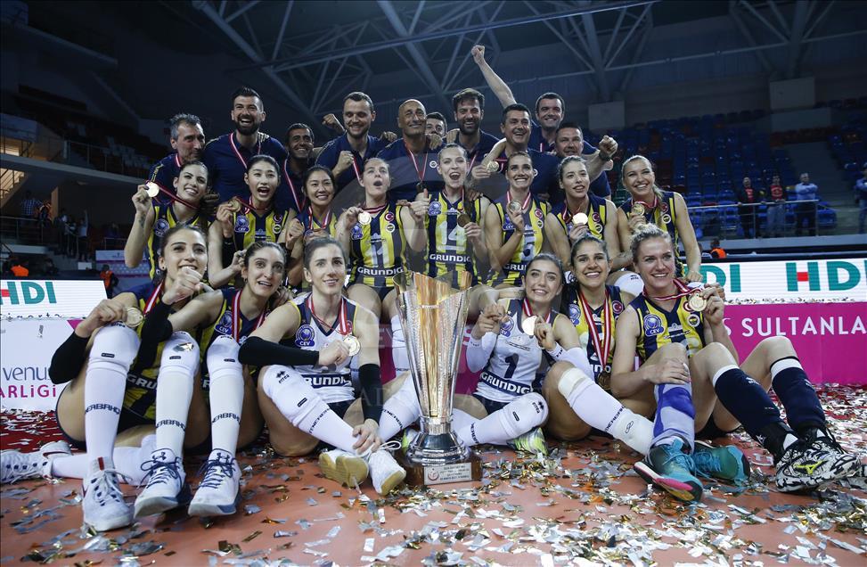 Fenerbahçe şampiyonluk kupasını kaldırdı