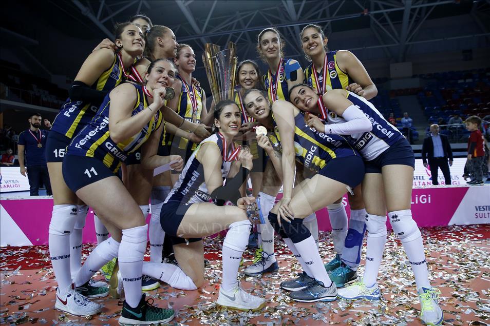 Fenerbahçe şampiyonluk kupasını kaldırdı