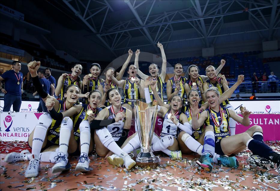 Fenerbahçe şampiyonluk kupasını kaldırdı