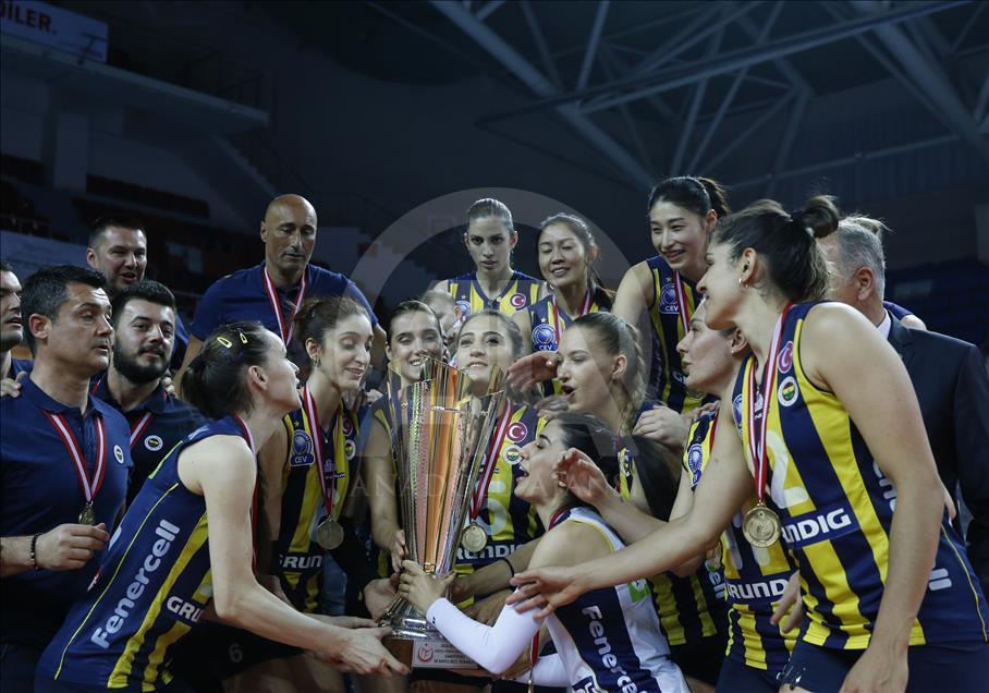 Fenerbahçe şampiyonluk kupasını kaldırdı