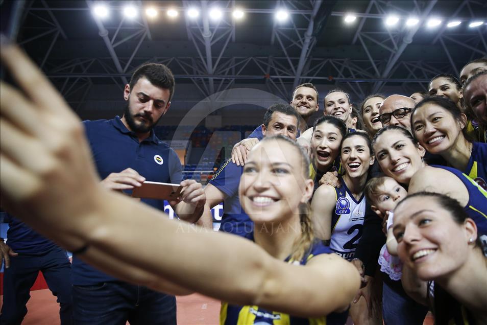 Fenerbahçe şampiyonluk kupasını kaldırdı