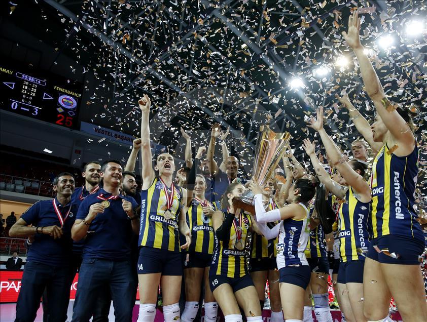 Fenerbahçe şampiyonluk kupasını kaldırdı
