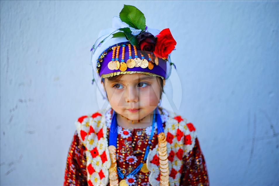 Rengarenk giysilerle yaşatılan 500 yıllık gelenek