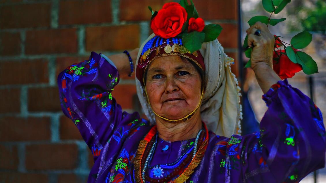 Rengarenk giysilerle yaşatılan 500 yıllık gelenek