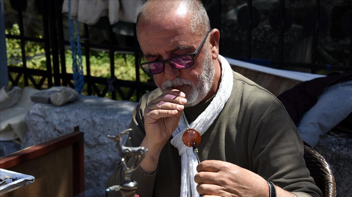 Turistlere cam üfletip sanatını tanıtıyor