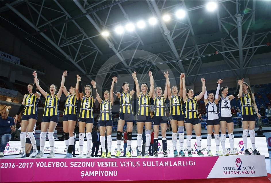 Fenerbahçe şampiyonluk kupasını kaldırdı