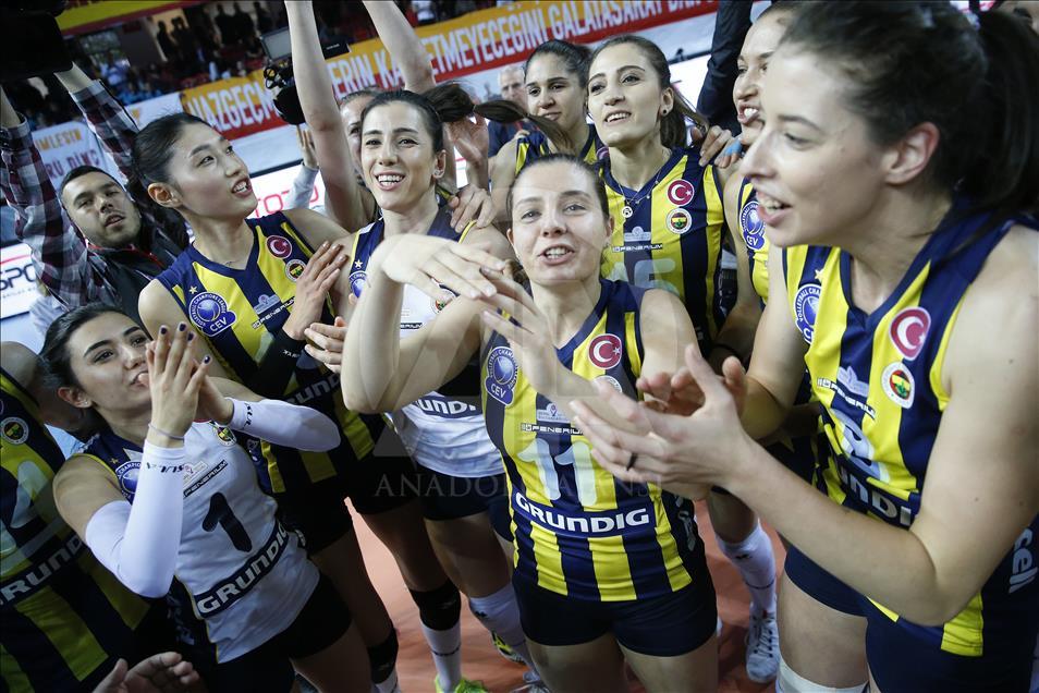 Fenerbahçe şampiyonluk kupasını kaldırdı