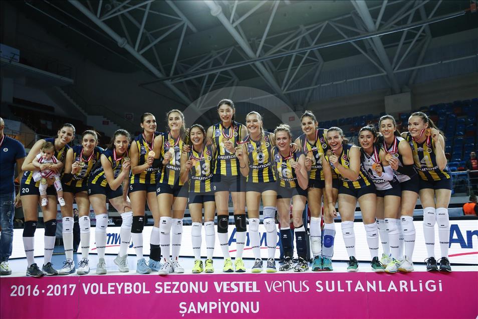 Fenerbahçe şampiyonluk kupasını kaldırdı