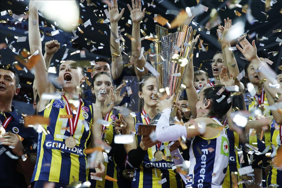 Fenerbahçe şampiyonluk kupasını kaldırdı