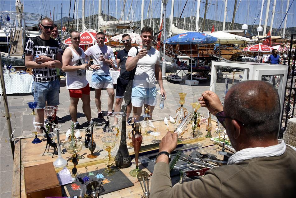 Turistlere cam üfletip sanatını tanıtıyor
