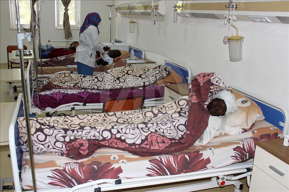 Türk doktorlar Sudan'da şifa dağıtıyor