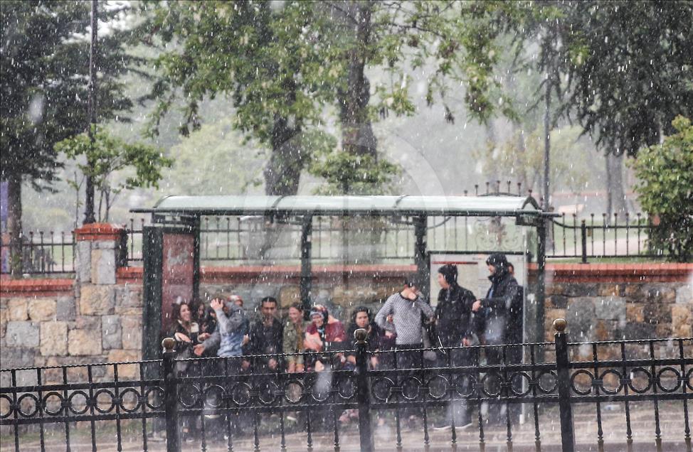İstanbul'da dolu yağdı