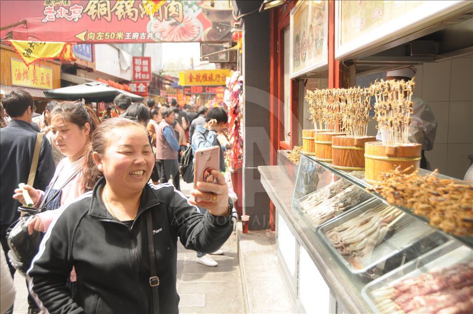 Pekin'de "böcek kebap" restoranları turistlerin ilgi odağı
