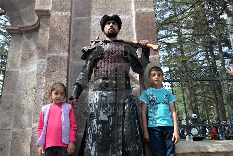 Ertuğrul Gazi Türbesi'nde "saygı nöbeti"