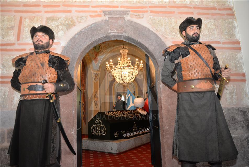 Ertuğrul Gazi Türbesi'nde "saygı nöbeti"