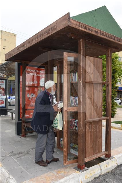 Batman'da duraklara "sokak kütüphaneleri"