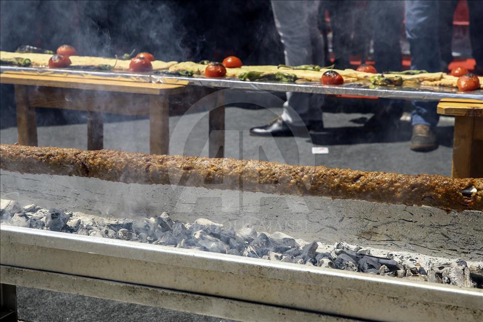 Yöresel lezzet fuarı açılışı 30 metrelik kebapla yapıldı